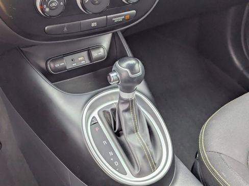 Used 2016 Kia Soul + image 28