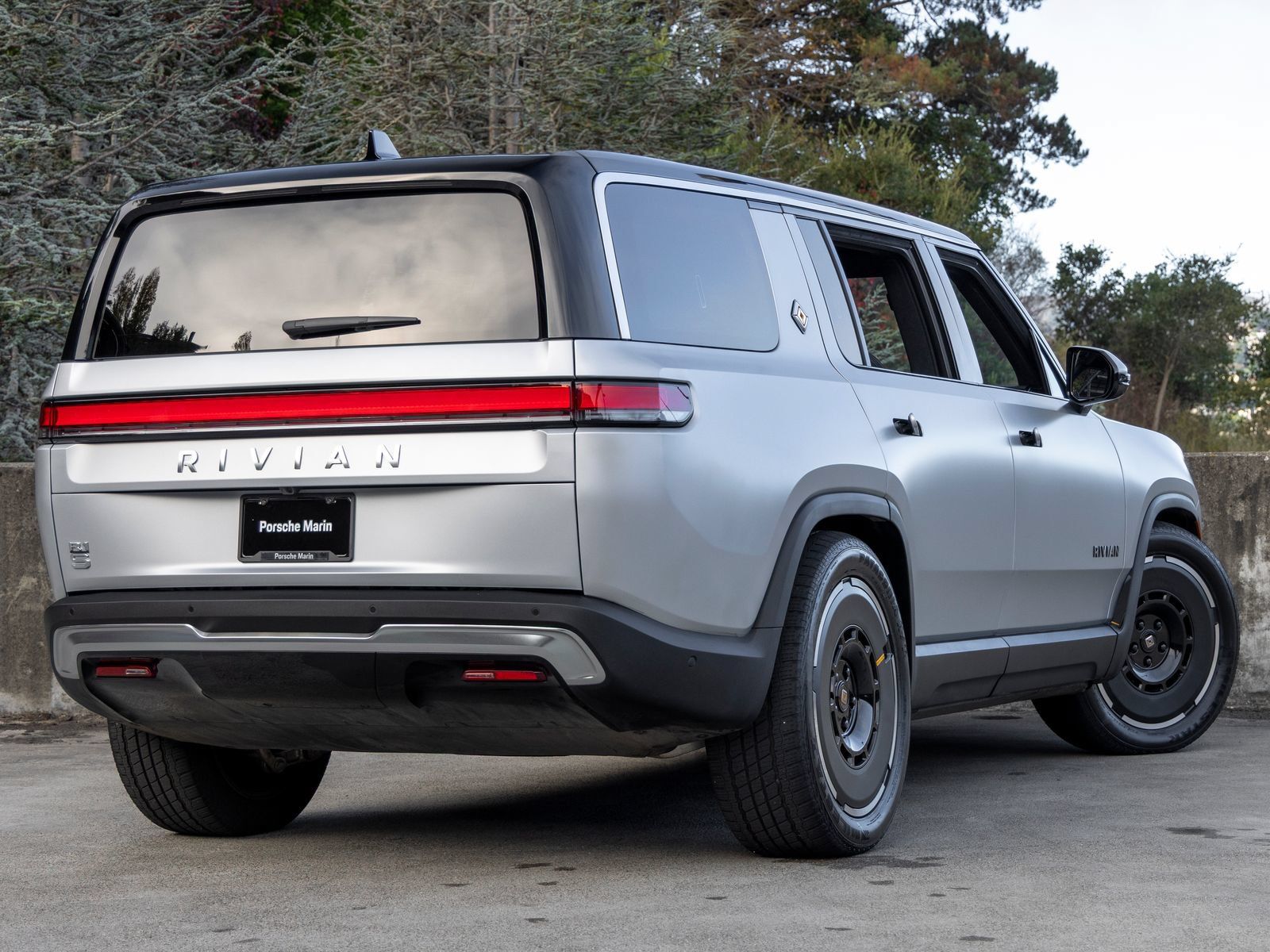 Used 2025 Rivian R1S Adventure Dual AWD/4WD image 11