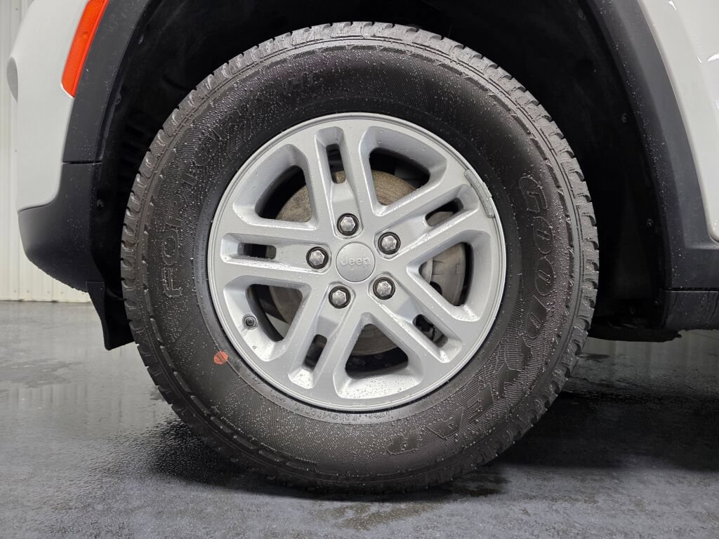 Used 2024 Jeep Grand Cherokee Laredo RWD image 5