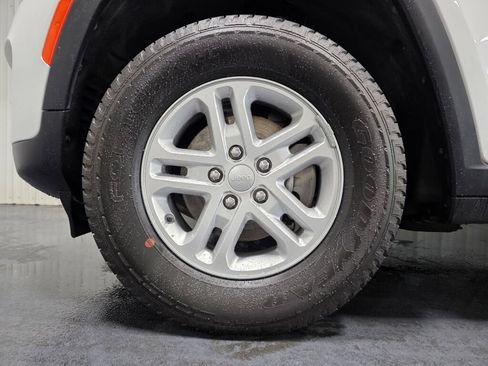 Used 2024 Jeep Grand Cherokee Laredo RWD image 5