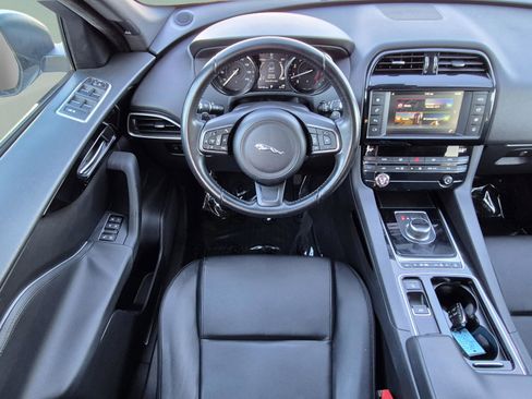 Used 2018 Jaguar F-PACE Premium image 12