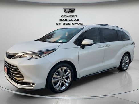 Used 2023 Toyota Sienna Platinum image 3