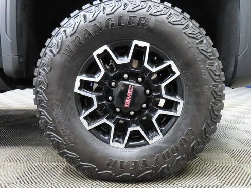 Used 2025 GMC Sierra 2500 AT4X image 8