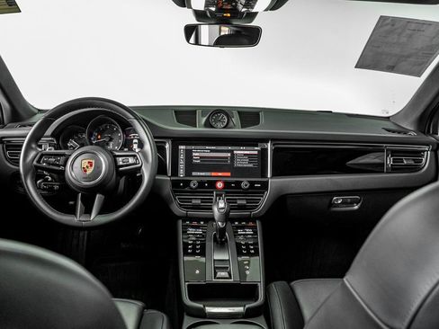 Certified 2024 Porsche Macan AWD/4WD image 18
