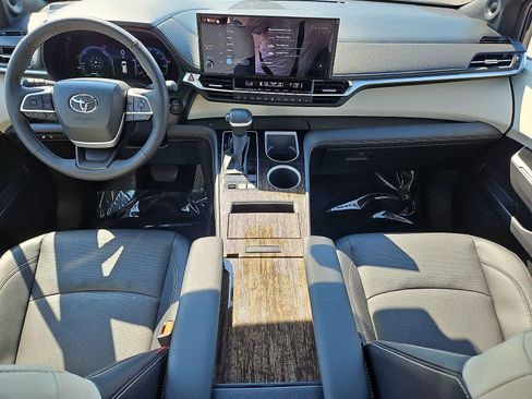 Used 2025 Toyota Sienna Platinum AWD/4WD image 11
