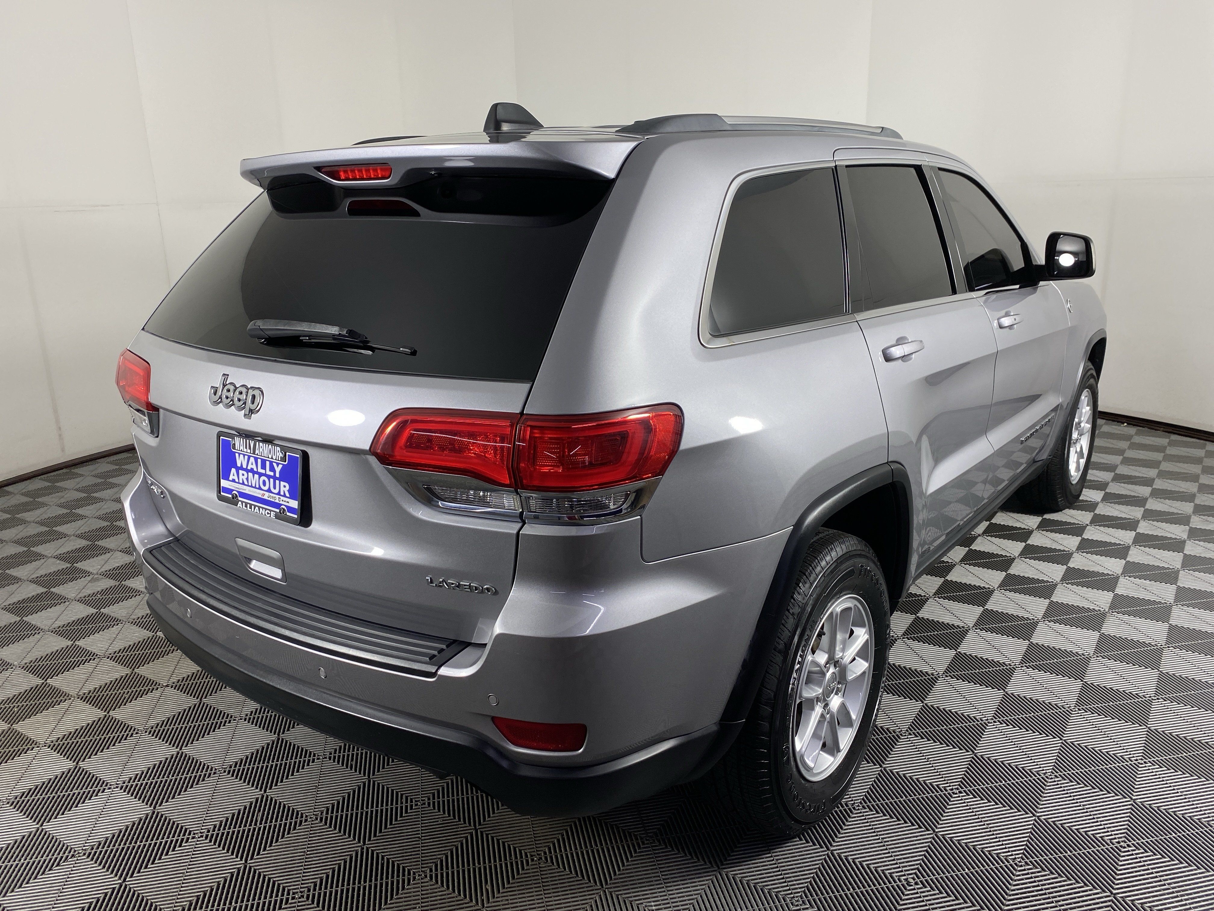 Used 2018 Jeep Grand Cherokee Laredo AWD/4WD image 7