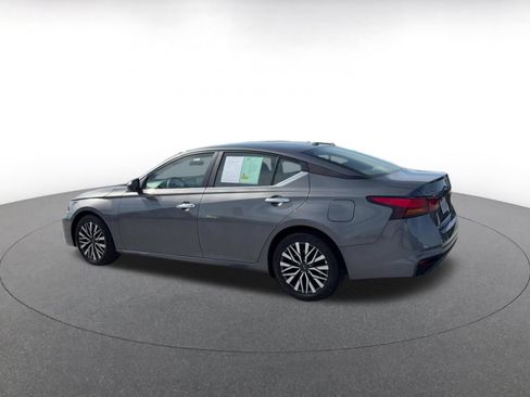 Used 2025 Nissan Altima 2.5 SV FWD image 10