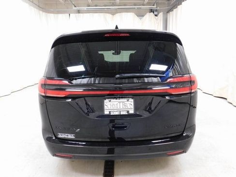 Used 2025 Chrysler Pacifica Limited image 5