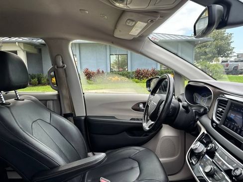 Used 2019 Chrysler Pacifica Touring-L FWD image 9