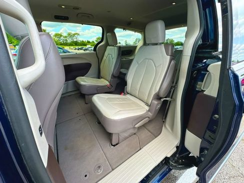Used 2017 Chrysler Pacifica Touring-L FWD image 24