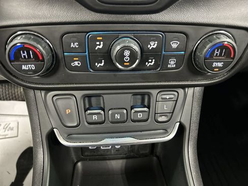 Used 2021 GMC Terrain SLE w/ Driver Convenience Package AWD/4WD image 16