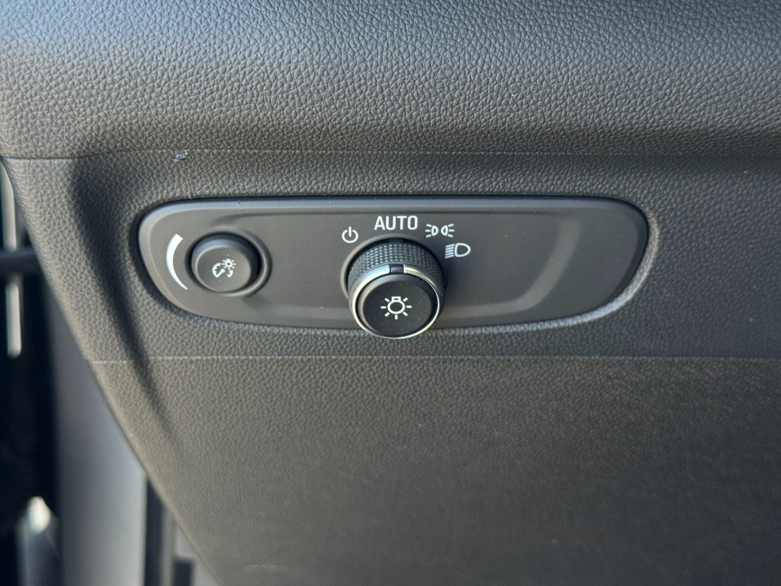Used 2022 Buick Envision Essence w/ Safety Package FWD image 19