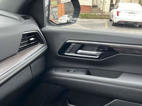 Used 2025 Chevrolet Suburban Premier image 37