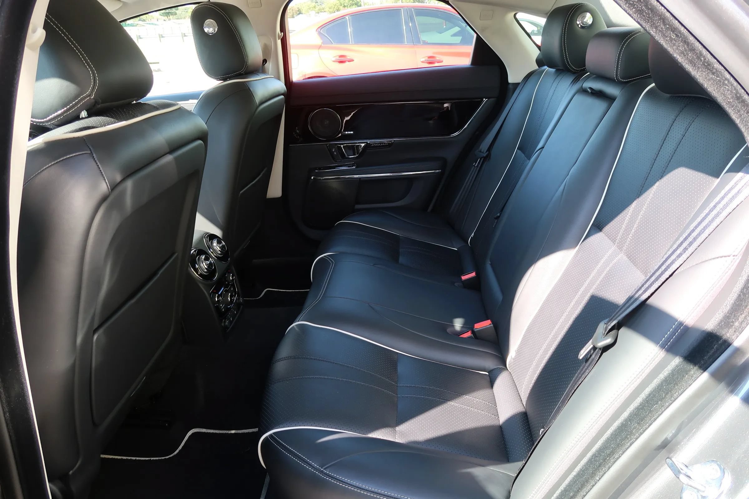 Used 2019 Jaguar XJ R-Sport RWD image 17