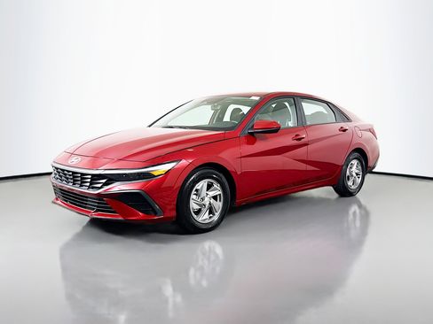 Used 2025 Hyundai Elantra SE image 4