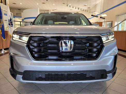 New 2025 Honda Pilot Touring image 2