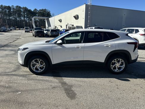 Used 2025 Chevrolet Trax LS w/ LS Convenience Package image 8