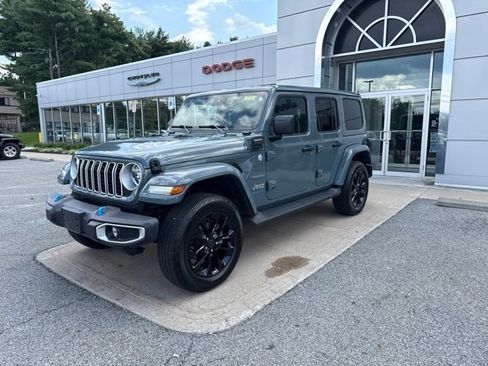 Used 2024 Jeep Wrangler Unlimited Sahara w/ Technology Group AWD/4WD image 3