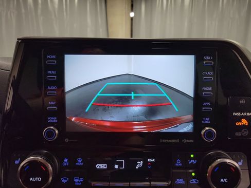 Used 2022 Toyota Highlander XLE AWD/4WD image 21