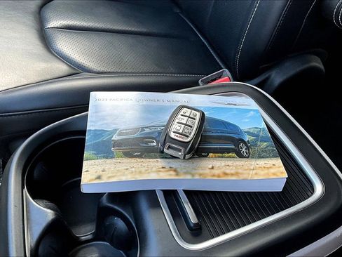 Used 2023 Chrysler Pacifica Touring-L FWD image 33