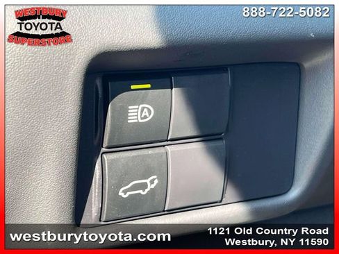 Used 2021 Toyota Highlander XLE image 25