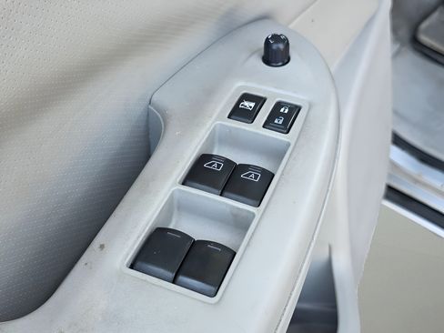 Used 2014 Nissan Quest SV FWD image 13