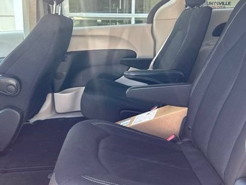 Used 2022 Chrysler Voyager LX FWD image 12