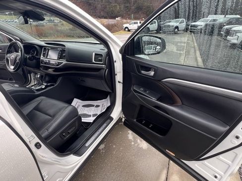 Used 2017 Toyota Highlander Limited image 28