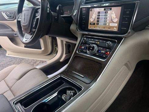 Used 2018 Lincoln Continental Select w/ Continental Climate Package image 25