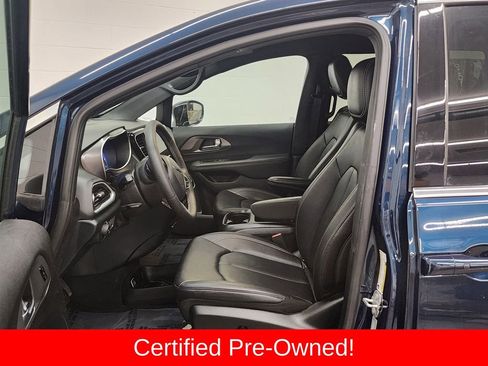 Used 2025 Chrysler Pacifica Select image 12