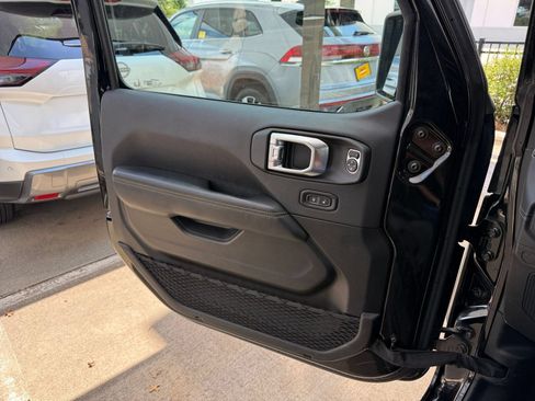 Used 2025 Jeep Wrangler Unlimited Sahara AWD/4WD image 20