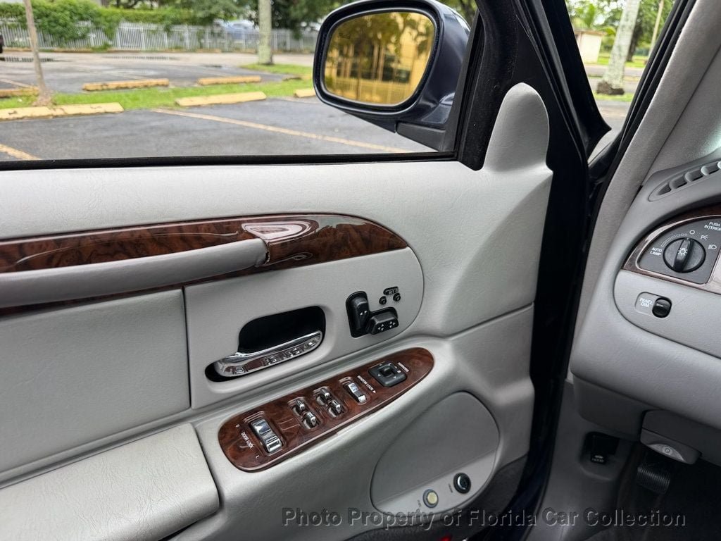 Used 1999 Lincoln Town Car Signature RWD image 47