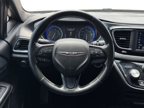 Used 2020 Chrysler Pacifica Touring w/ S Appearance Package FWD image 13