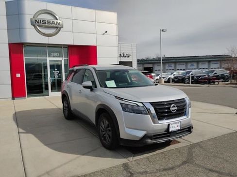 Used 2024 Nissan Pathfinder SV image 3