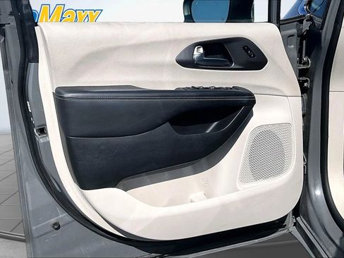 Used 2023 Chrysler Pacifica Touring-L FWD image 26