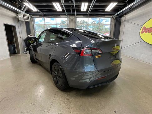 Used 2021 Tesla Model Y Long Range AWD/4WD image 3