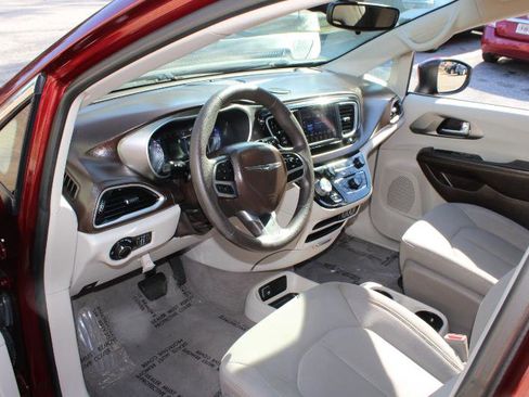 Used 2021 Chrysler Voyager LX image 10