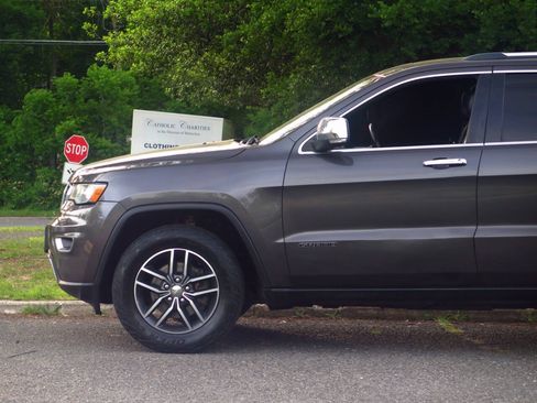Used 2018 Jeep Grand Cherokee Limited AWD/4WD image 23