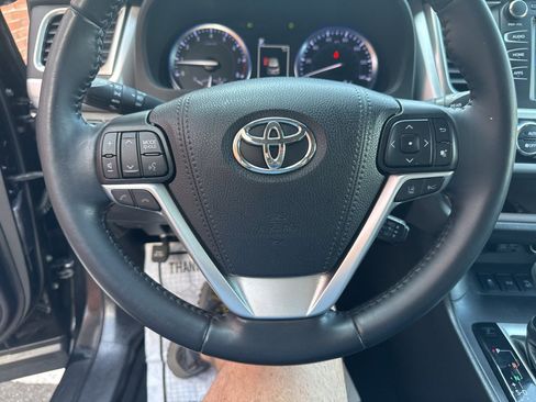 Used 2019 Toyota Highlander XLE AWD/4WD image 30
