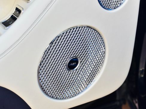 Used 2023 Bentley Bentayga Extended Wheelbase image 16