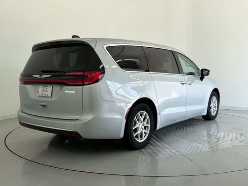 Used 2024 Chrysler Pacifica Touring-L FWD image 9