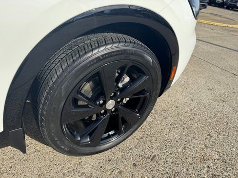 Used 2021 Buick Envision Essence w/ Sport Touring Package image 25