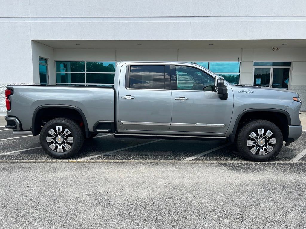 Used 2024 Chevrolet Silverado 2500 High Country w/ High Country Premium Package AWD/4WD image 3