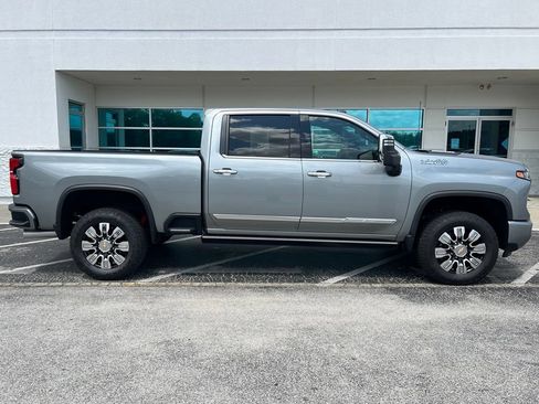Used 2024 Chevrolet Silverado 2500 High Country w/ High Country Premium Package AWD/4WD image 3