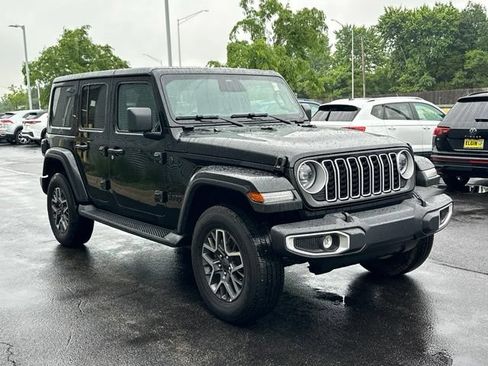 Used 2026 Jeep Wrangler Unlimited Sahara AWD/4WD image 3