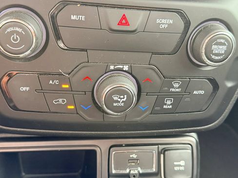 Used 2018 Jeep Renegade Limited FWD image 19