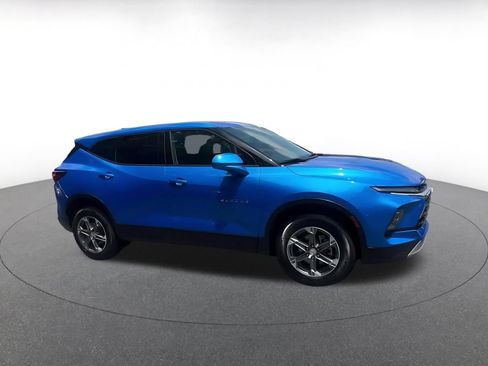 Used 2025 Chevrolet Blazer LT FWD image 2