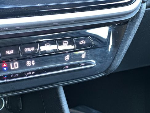 Used 2022 Chevrolet Bolt EUV LT w/ Comfort Package image 31