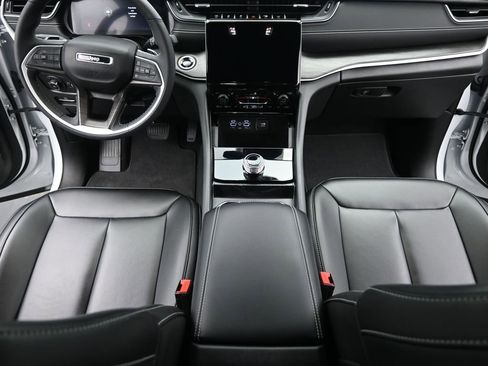 Used 2024 Jeep Grand Cherokee Limited image 23