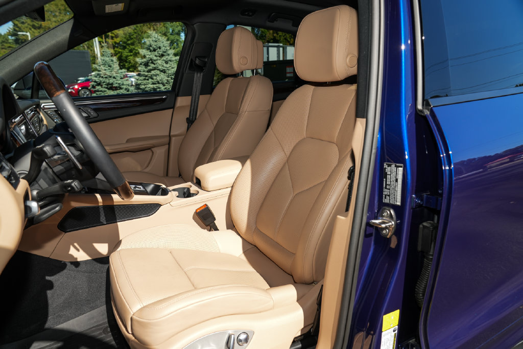 Certified 2026 Porsche Macan AWD/4WD image 5
